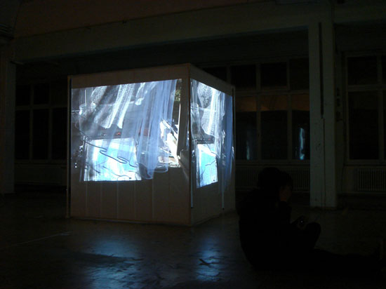 Videoinstallation von maboart, Filmsequenz mit drei Projektoren