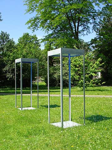 Installation zwei licht tische, maboart. Etwas über blau 2006. Skulpturenausstellung im Park der UPK Basel