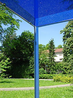 Installation zwei licht tische, maboart. Etwas über blau 2006. Skulpturenausstellung im Park der UPK Basel