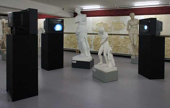 video- und klangistallation von maboart in der skulpturhalle basel 2011